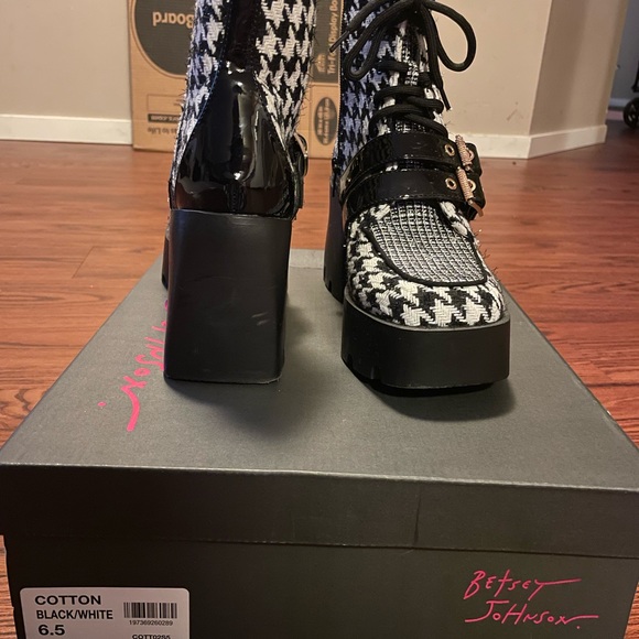 Betsy Johnson cotton black/white bootie. Worn once! - Picture 4 of 5